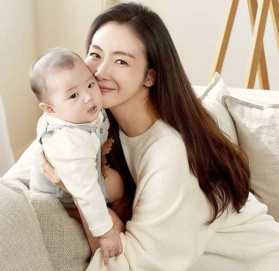  최지우 16년만에 코스모폴리탄 화보 공개