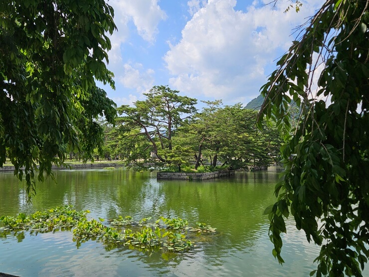 경회루 앞 연못