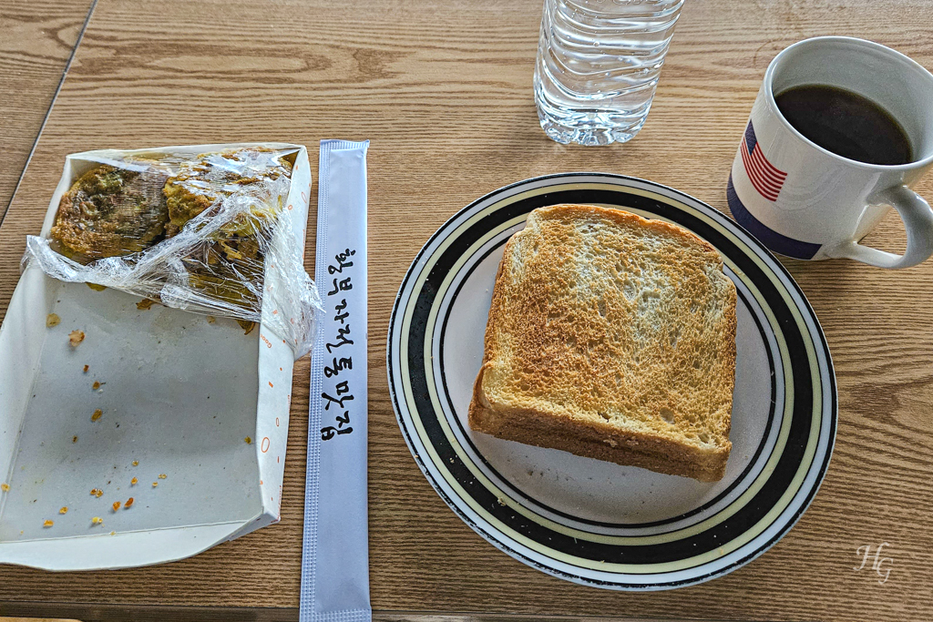 속초 제임스블루 호스텔 조식 구운 식빵과 커피와 오징어순대