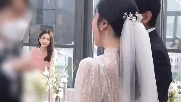  이해리 결혼식에서 포착된 강민경