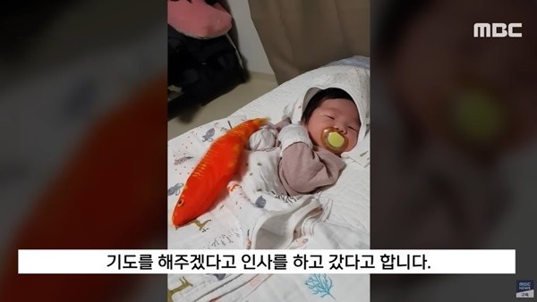 "아기가 너무 울어 죄송합니다."갓난아기가 밤낮없이 우는 탓 이웃에 피해를 줄까 봐 걱정됐던 아기 엄마는 이웃집에 사과 편지와 선물을 보냈다가 이웃들로부터..
