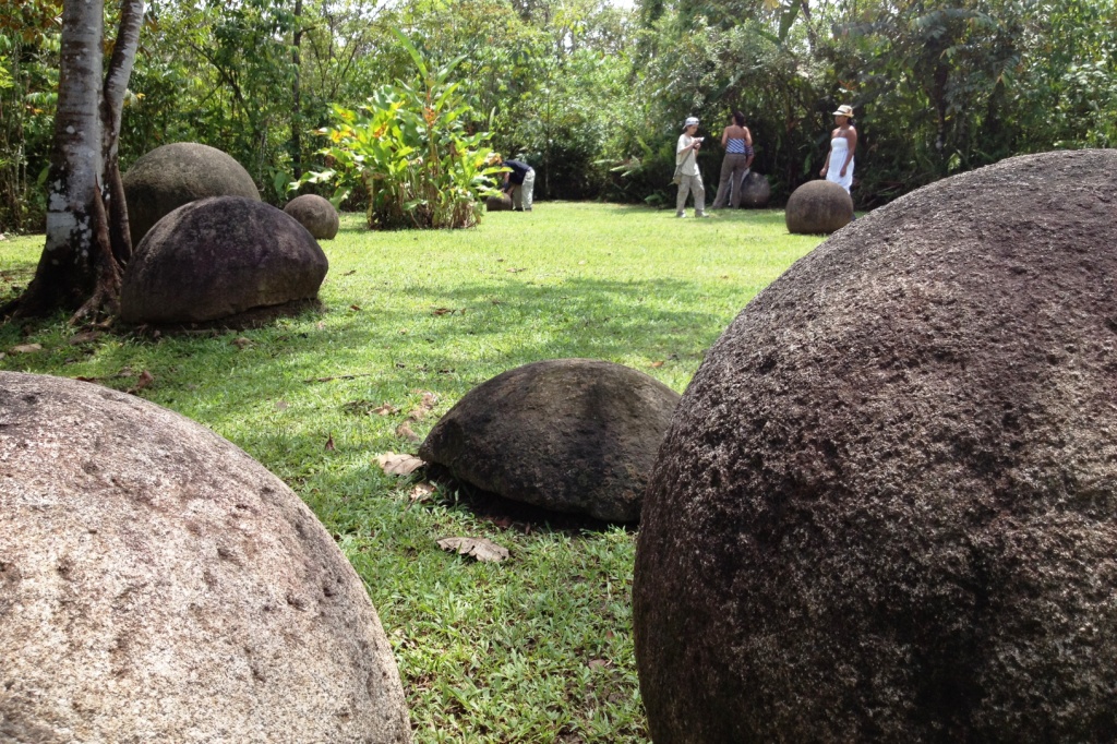 코스타리카의 숲속에서 발견된 정체를 알 수 없는 수백 개의 거대 돌 구슬의 정체는?