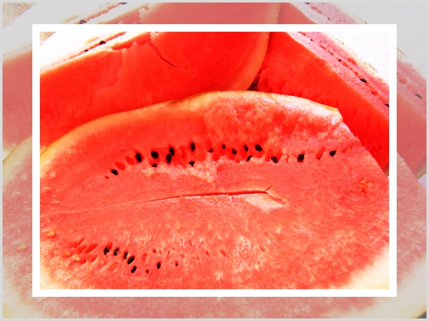 반으로 쪼개져 수박안에 들어있는 붉은 살과 씨앗이 확대되어 있는 수박 사진