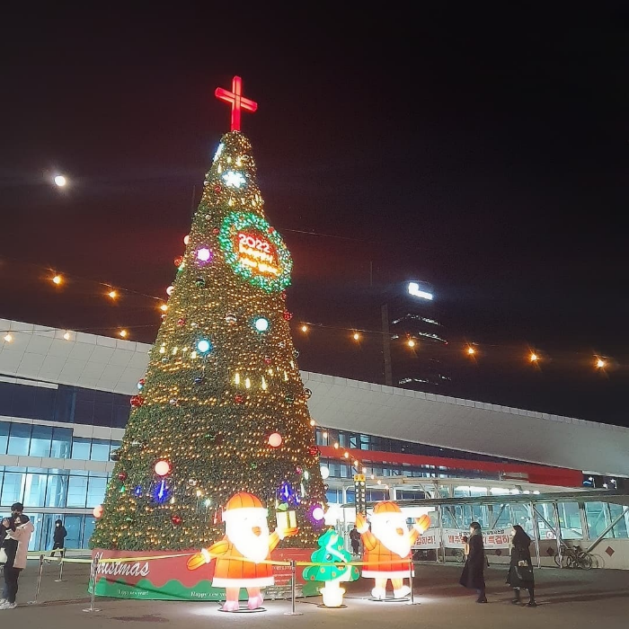 이동 인구가 많은 대전 역 앞 크리스마스 트리