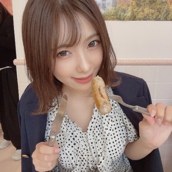 소시지를 먹는 츠바사 마이(Mai Tsubasa) 사진