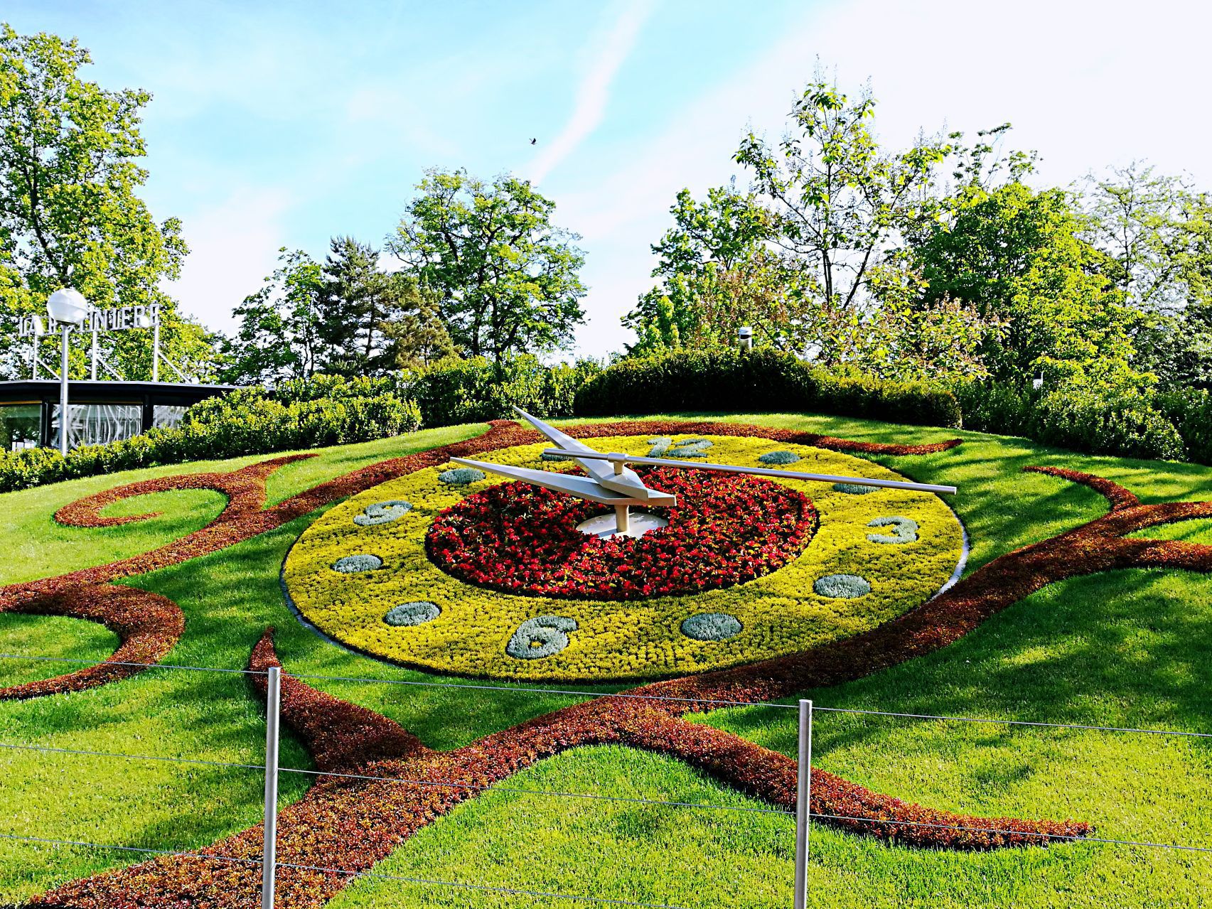 영국 정원에 위치한 관광명소인 꽃시계는 6500여종의 꽃으로 구성되어 있습니다