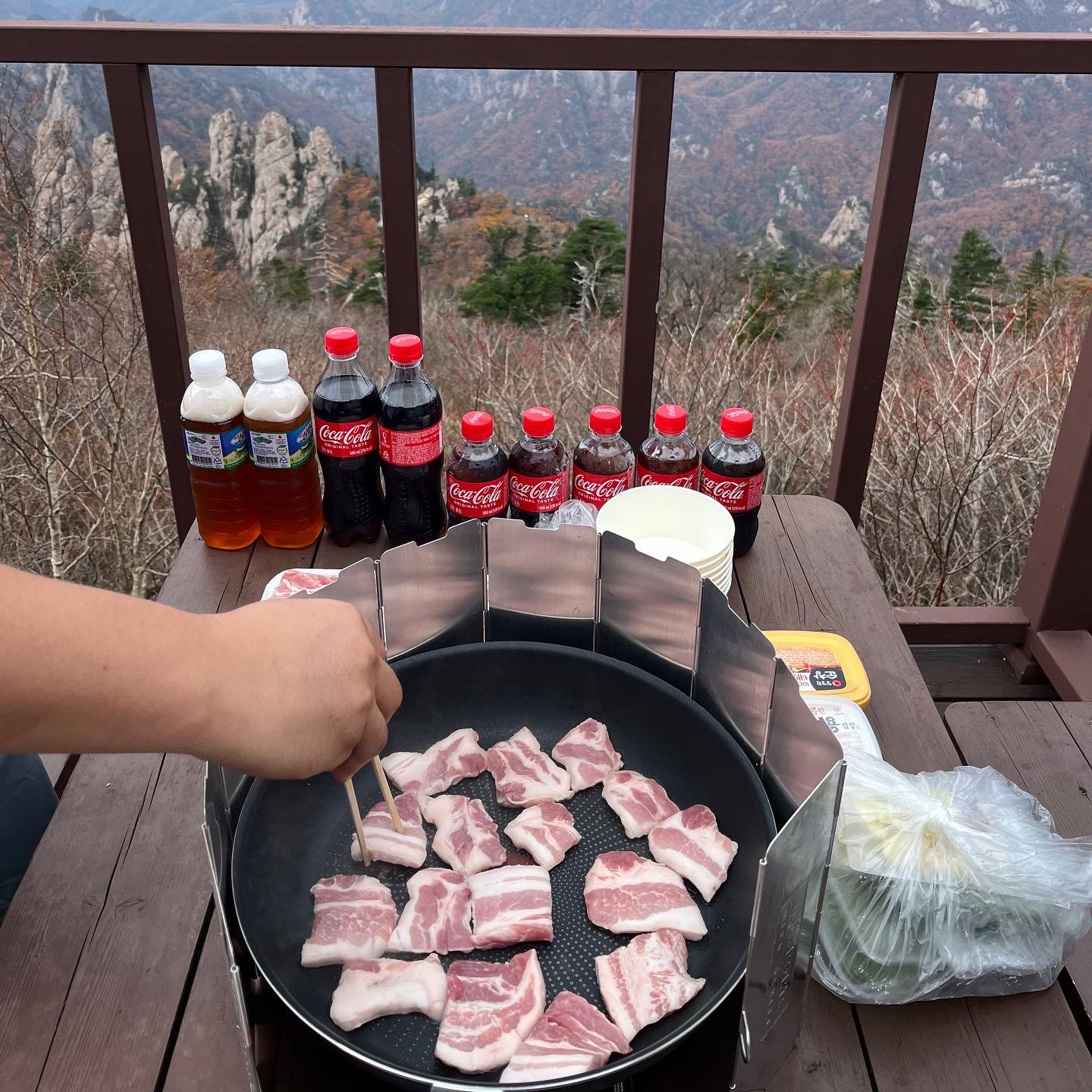 소청대피소에서 먹은 생삼겹살과 갑오징어라면, 콜라 그리고 아이스티.. 완벽한 한끼