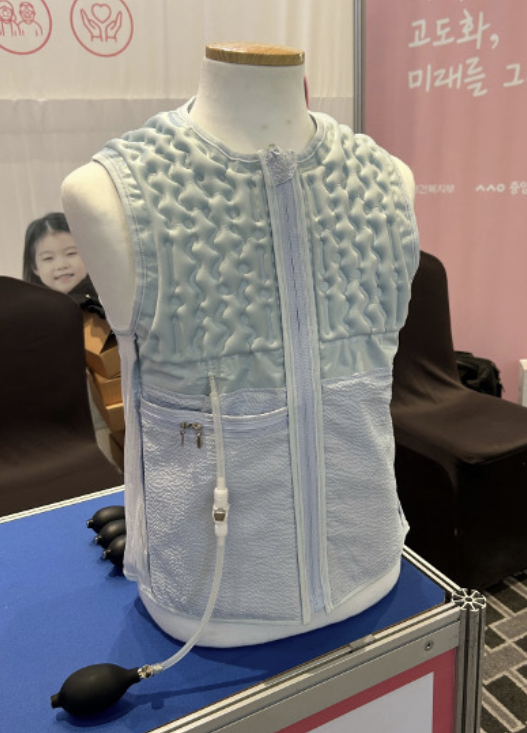  보육과 돌봄 스마트장비로 보완한다.(포옹조끼,AI스피커)