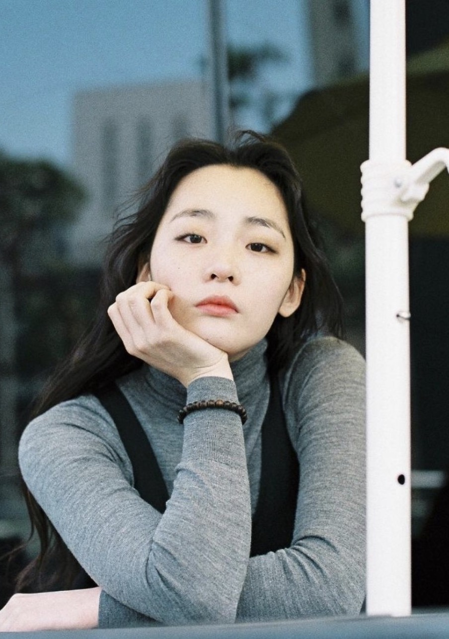 김민하-턱괴고