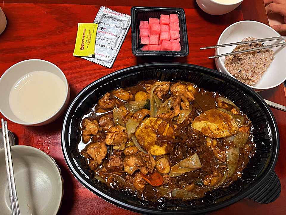 개봉한 찜닭과 절임무 그리고 밥과 막걸리등