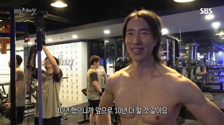 미소짓고있는-남성의모습-설명하는글