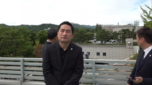 서울시청 앞 박원순 분향소 앞 성창경TV서울대병원 장례식장 주차장에 마련된 강용석·김용호·김세석·김용호·양평의 집. 유튜브 ON. 2020년 7월 11일 2시 30분 118