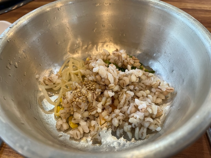 은색-그릇에-담긴-보리밥