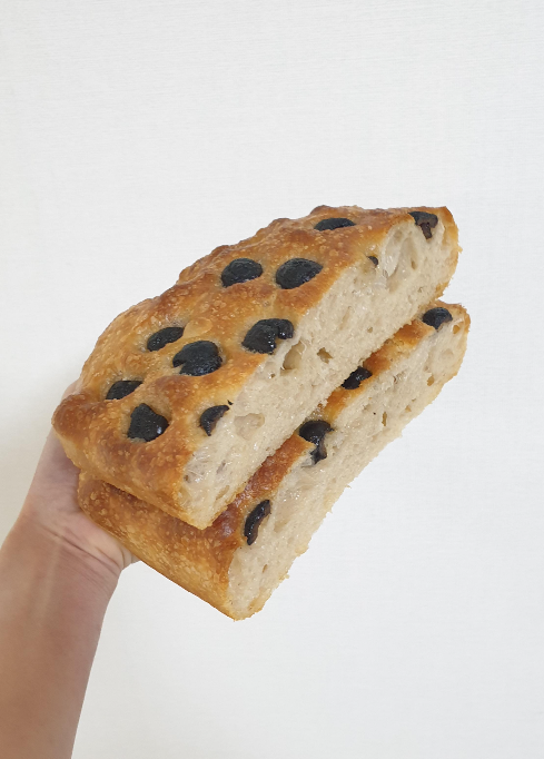 블랙 올리브 포카치아 단면 전체 샷