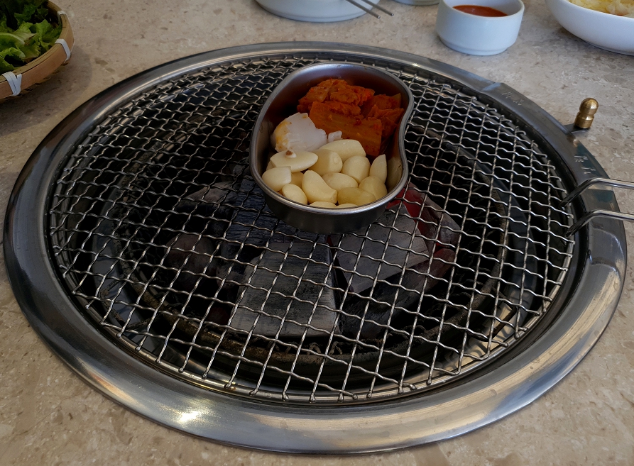 양산 물금 봉화숯불갈비 숯불과 김치 그리고 마늘