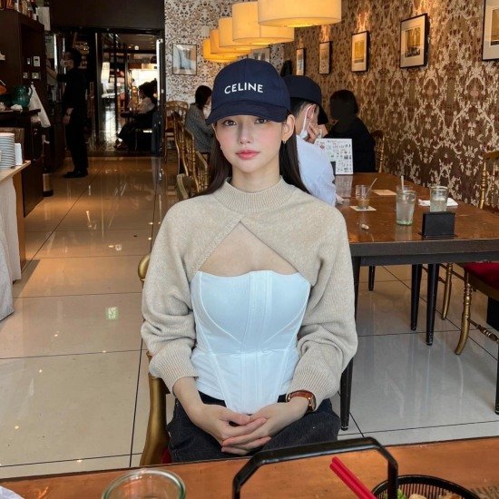  일본 가더니 스타일...깊게 파인 의상 입은 하연수