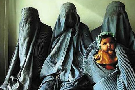 아프간 여성들이 부르카를 입은 모습