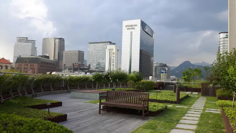 하늘뜰에서 바라보는 서울 도심의 모습