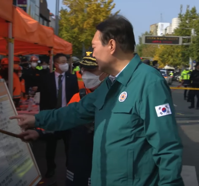 이태원 압사 사고 보고 받는 윤석열 대통령