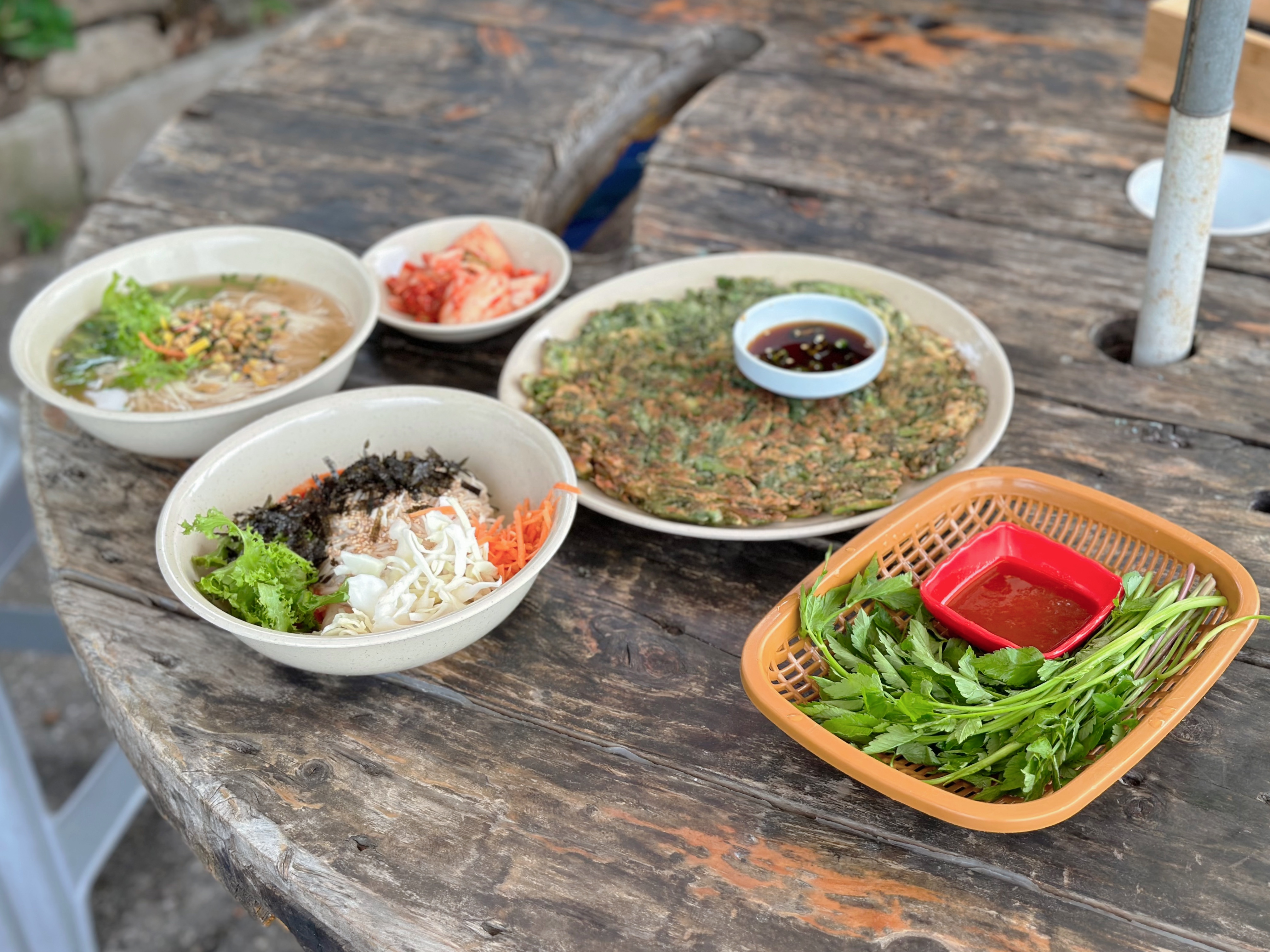 레트로 찐바이브 북한강 남한강 라이딩 필수코스 맛집 '돌미나리집' 양평 팔당 남양주 능내역 서울근교 미나리전 비빔국수 잔치국수 주차정보 애견동반