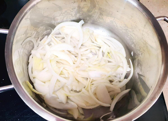 냄비에 담은 양파 사진