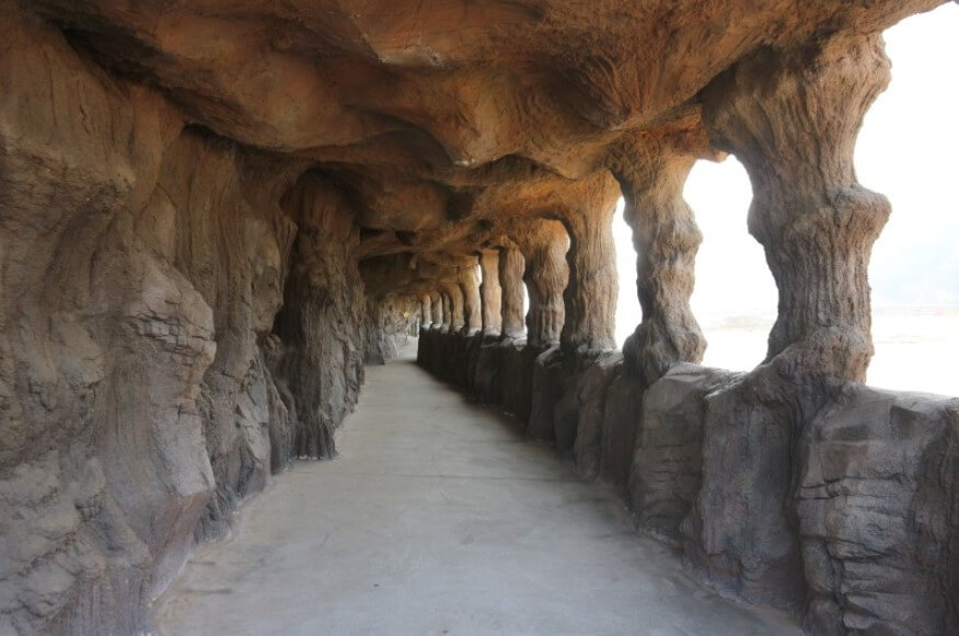 길을-따라서-석회동굴이-조성되어-있다