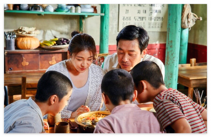 붕어찜을-함께-먹으며-행복한-결말을-맺는-가족의-이야기-영화-허삼관의-한-장면