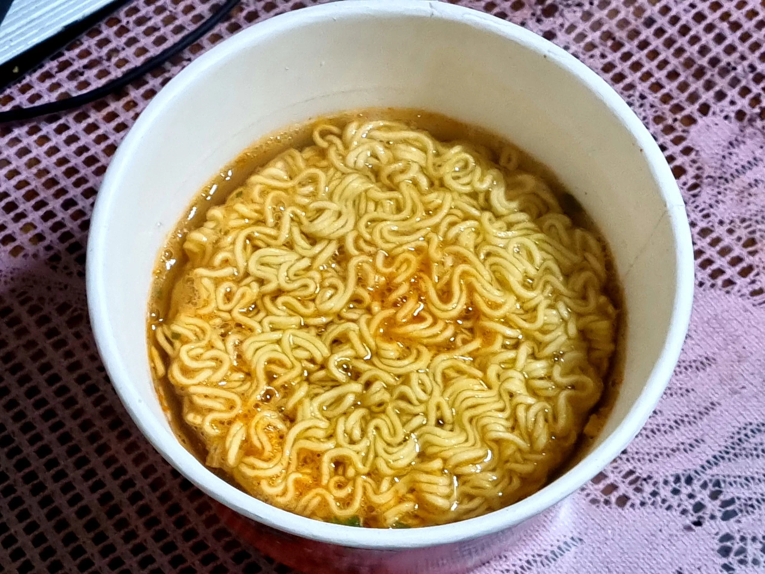 끓인 물을 붓고 전자레인지로 향합니다.