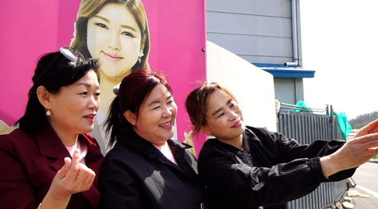 탈북민-세친구가-송가인과-사진을-찍는다