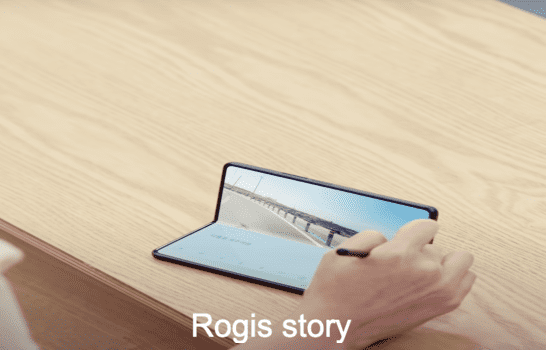 갤럭시-Z-폴드-3에서-플렉스-모드-필기-기능을-실제로-사용하며-테스트하고-있는-모습