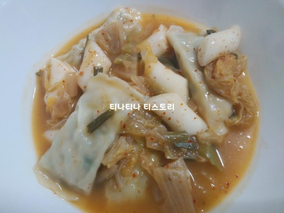  김치 떡만둣국 (내맘대로 버전) ^^*
