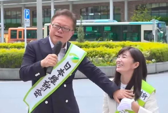  마이크 연설하면서 여성 가슴 만진 日유력 정치인..유권자 분노
