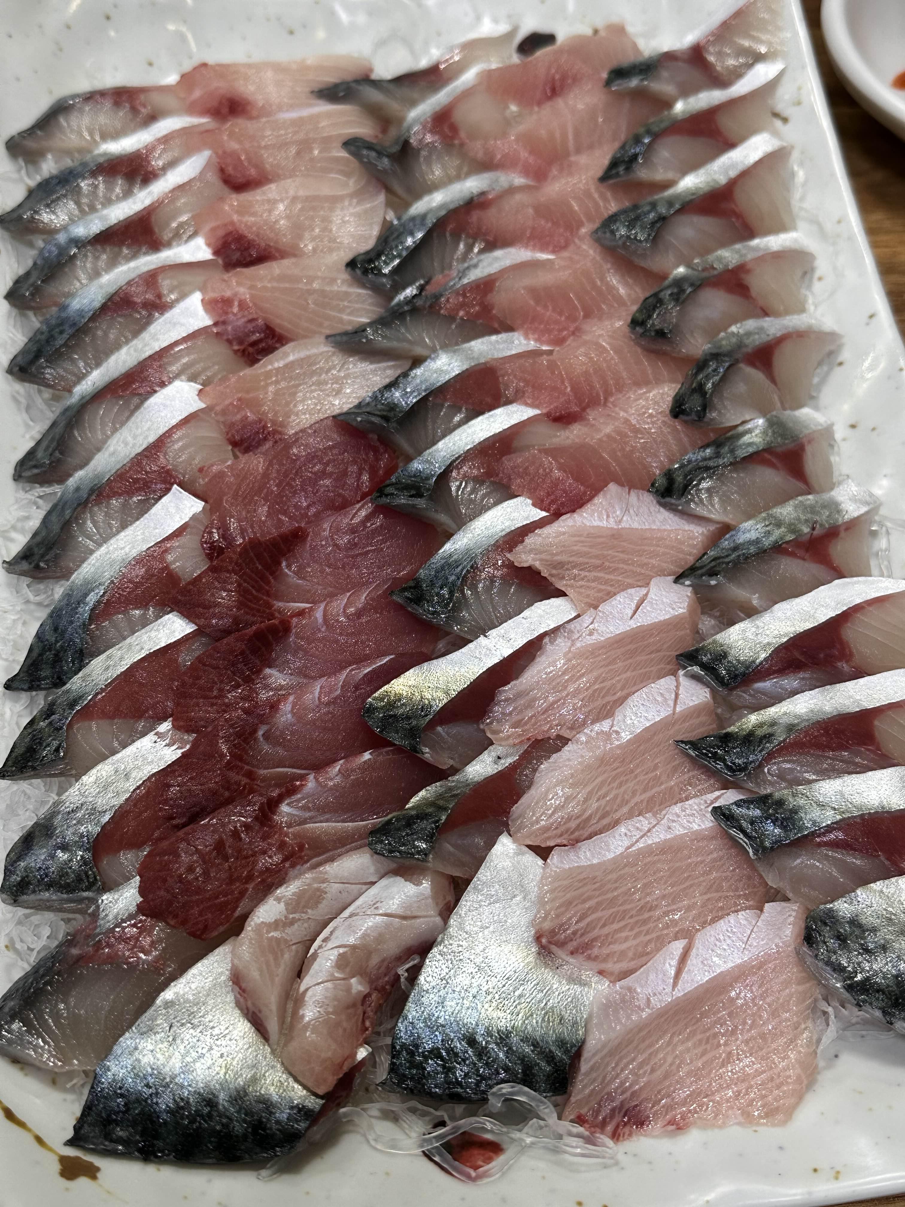 방어회 접시 요즘 먹기 좋은 회 spring-sashimi-yellowtail