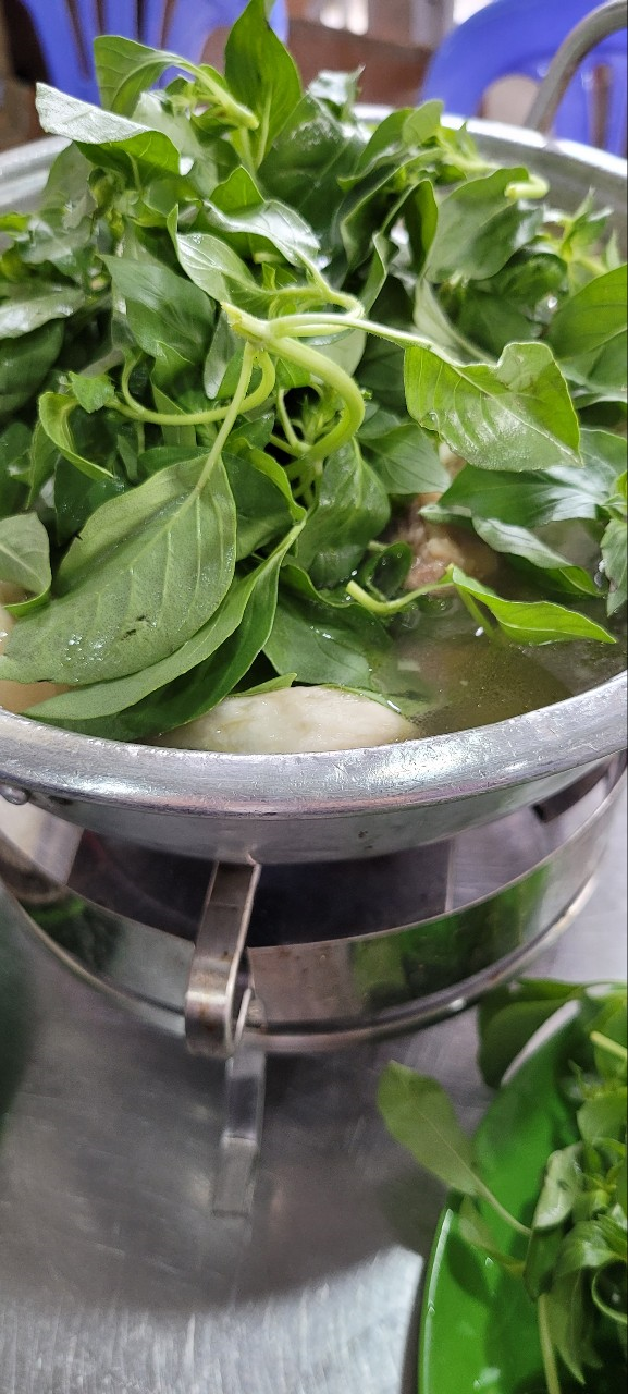 베트남어로 애(&eacute;)라고 불리는 야채. 이걸 닭전골에 듬뿍 넣자.