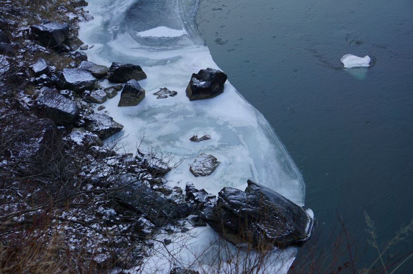 짙푸른 강물&#44; 하얗게 언 얼음판&#44; 널부러진 돌멩이들&#44;