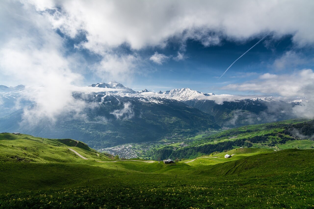 원격 근무 여행&#44; 여행자의 관점&#44; 산-구름-들판-맑은 날 사진