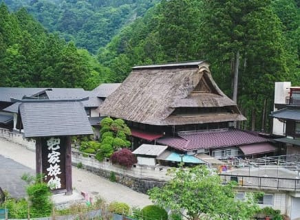 산속에 큰 형태의 일본 전통 가옥이 있다.