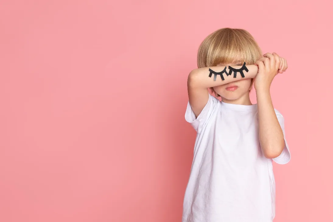 &lt;a href=&quot;https://kr.freepik.com/free-photo/a-front-view-cute-little-boy-in-white-t-shirt-closing-his-eyes-with-his-hand-on-the-pink-space_8252637.htm#from_view=detail_alsolike&quot;&gt;작가 mdjaff 출처 Freepik&lt;/a&gt;