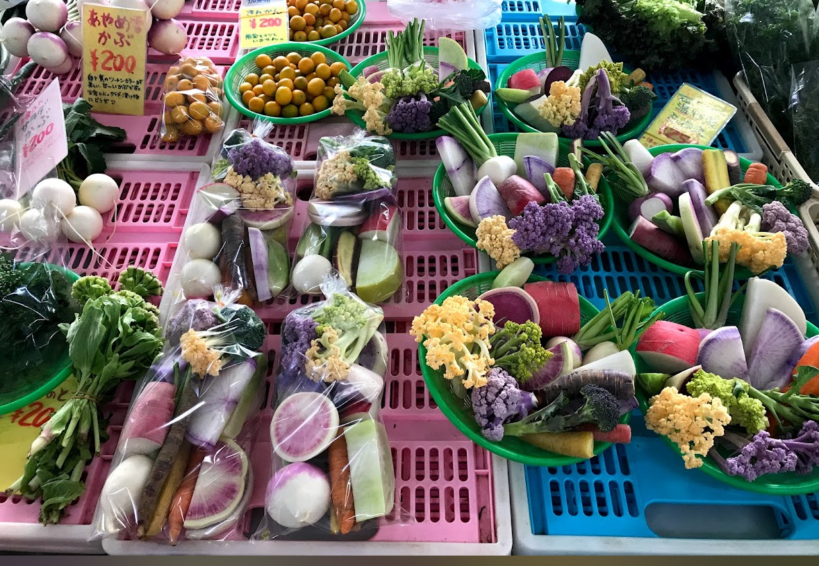 가마쿠라 파머스 마켓에 아침일찍 방문해 보세요. 지역의 신선한 야채 과일을 만날 수 있고&#44; 일본에도 이런 귀여운 시장이 있다니! 하고 놀라실거에요.