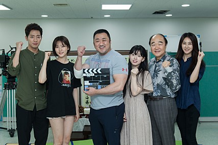  학생들에게 나쁜 짓을 한 잡것들을 조져버리는 남자 _동네 사람들