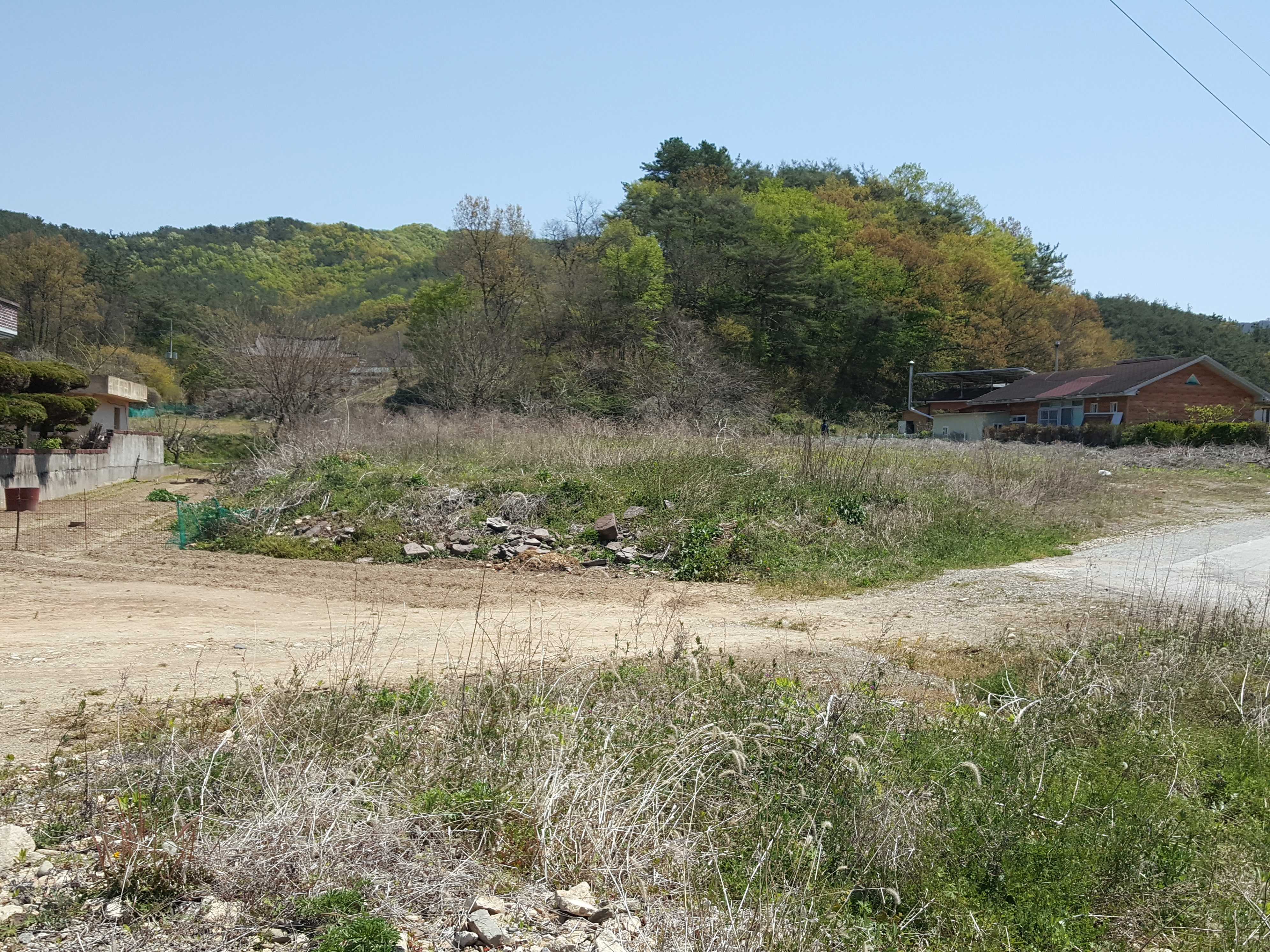  (땅나라 248번) 창원 마산내서 IC에서 15분거리  주변시세보다 저렴하고, 주택 건축가능한 성토된 남향 묵답 871평 매매합니다. / 문의 055)585-0053