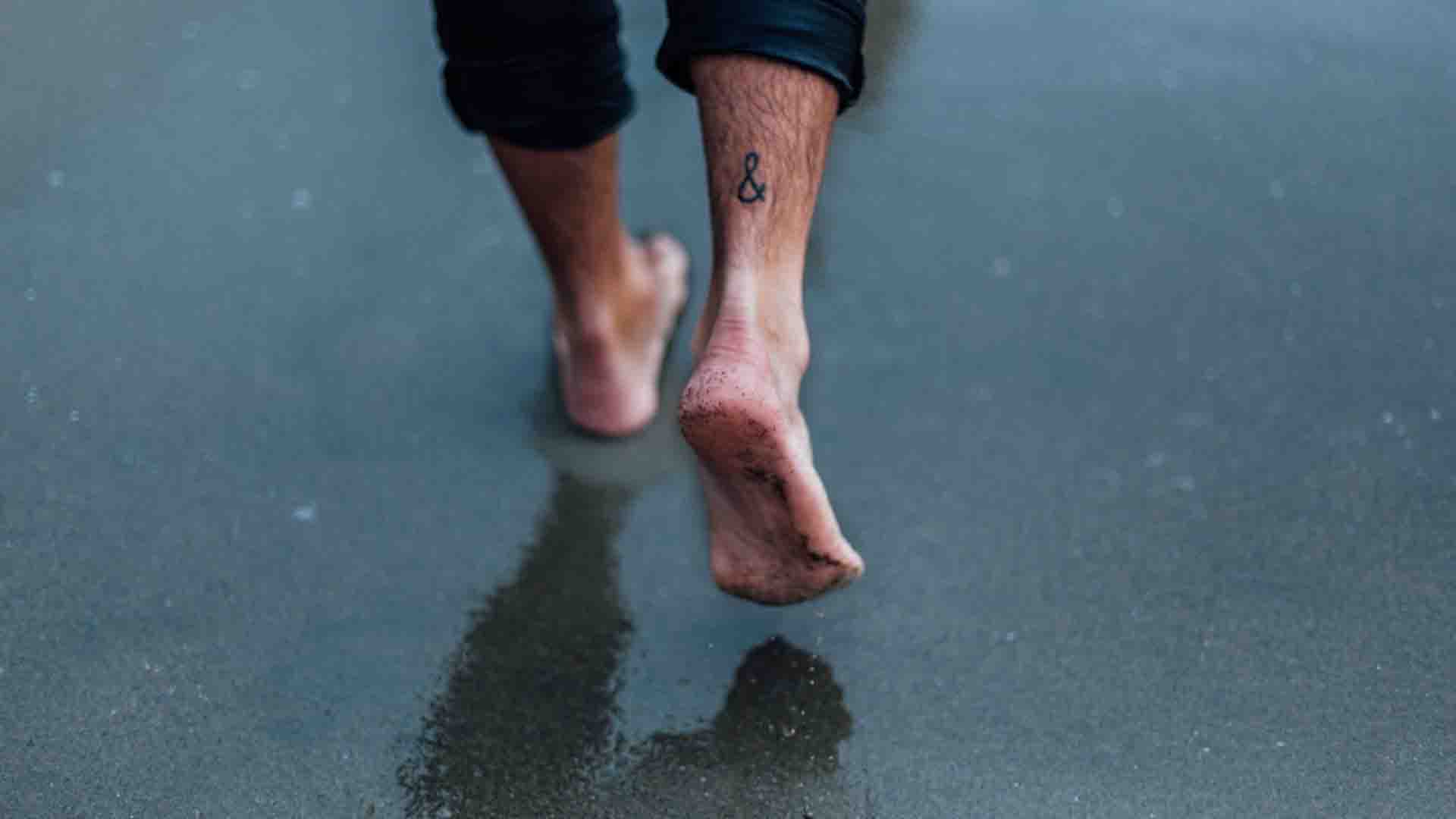 해변에서-맨발로-걷는-발뒷모습-클로즈업-사진