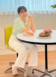 배우-남지현이-테이블에-팔꿈치를-두고-의자에 앉아있다-앞에-간식도-놓여있다