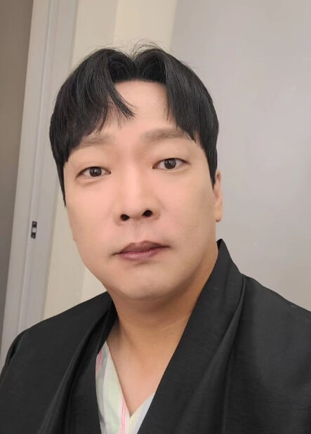 검정색자켓을입은-남성의모습