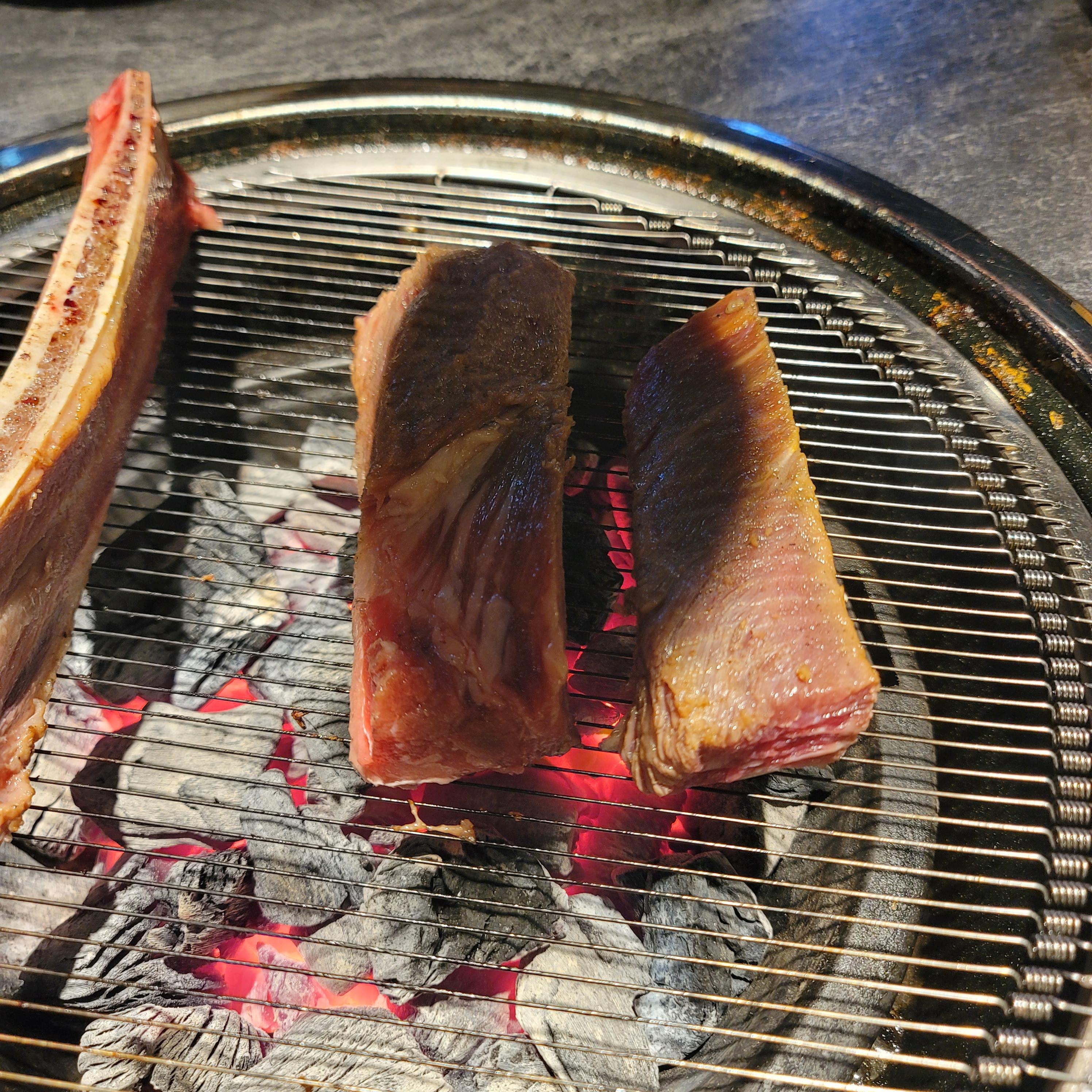 돼지갈비를 굽고 있는 사진