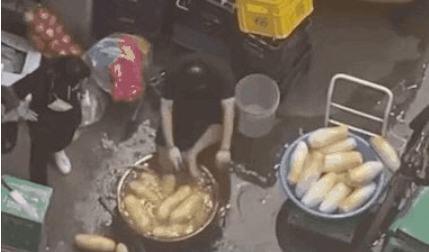  방배족발 무 닦은 수세미로 발바닥도 닦다가 적발