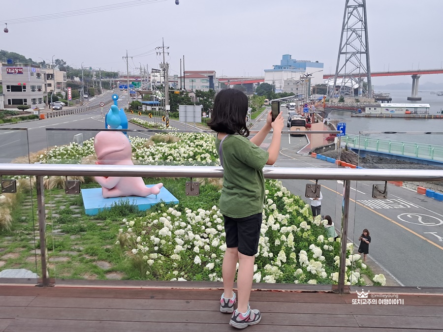 아이가 카메라로 사진을 찍고 있다