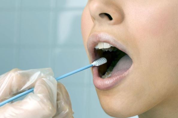 아이가-입을-벌려-검사-하는-사진