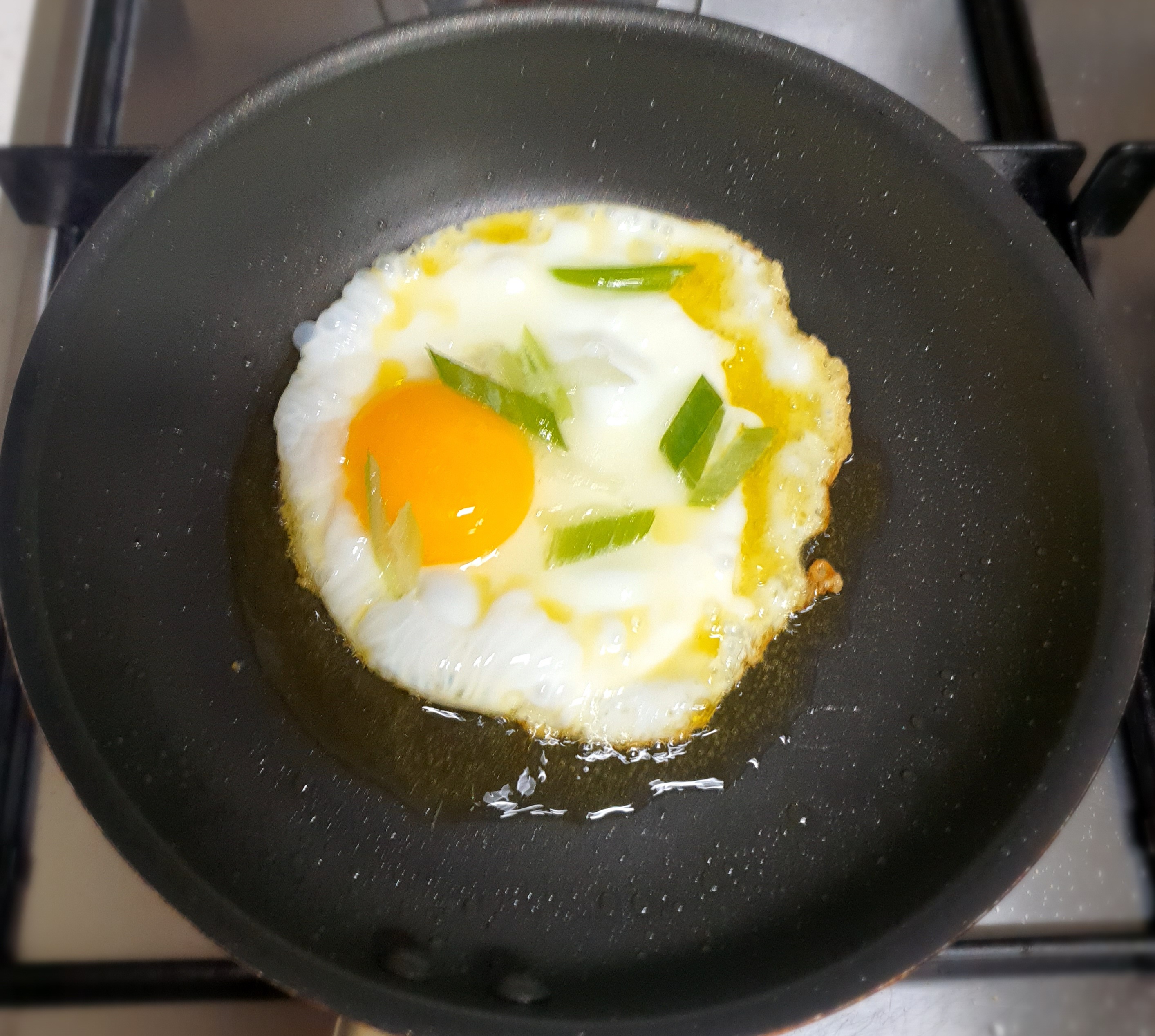 매운-맛을-중화-시켜-주는-달걀-프라이를-얹었어요.