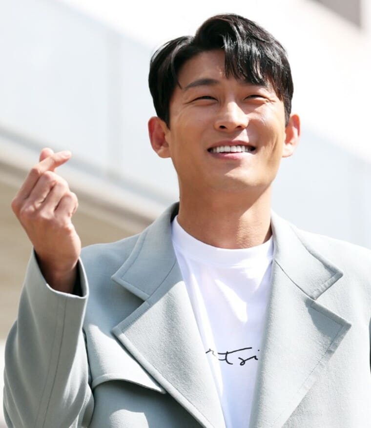 배우-고준